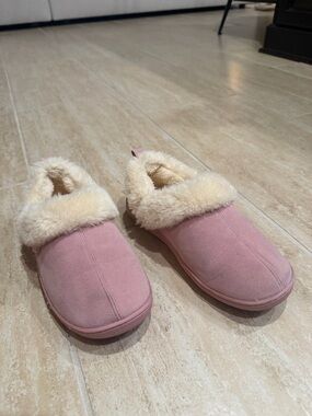 Cozy Pink Faux-Suede Women's Slippers with Cream Faux-Fur Collar